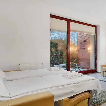 Lesna 17 By Renters Apartment