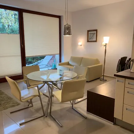 Lesna 17 By Renters Apartment
